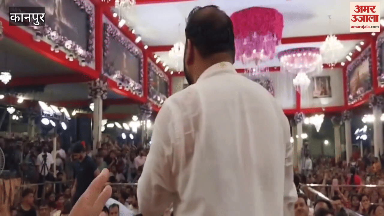 Audience kept dancing to Kanhaiya Mittal's bhajans at Motijheel Lawn