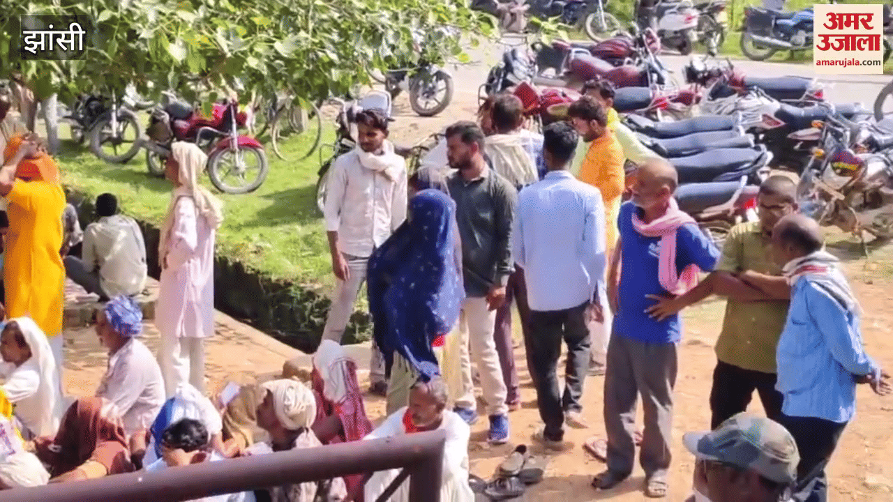 Jhansi: Fertilizer shortage... Women left their household chores and reached the committee with hand fans