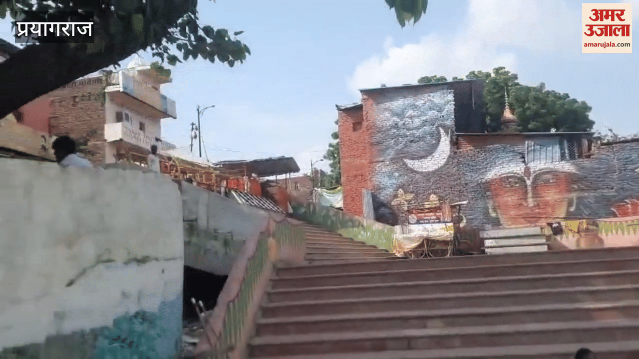 The pace of decrease in the water level of Ganga and Yamuna is very slow, Shri Bade Hanuman Mandir is submerged in the lap of Ganga