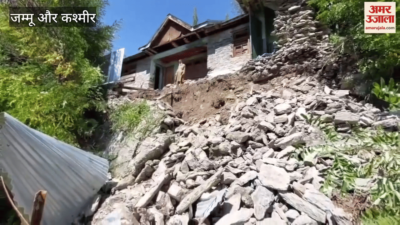 Cracks appear in Kangan school due to land subsidence, parents demand new building