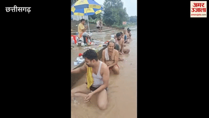 Crowds of devotees gathered in Kanhar river on the ninth day of Pitru Paksha in Ramanujganj