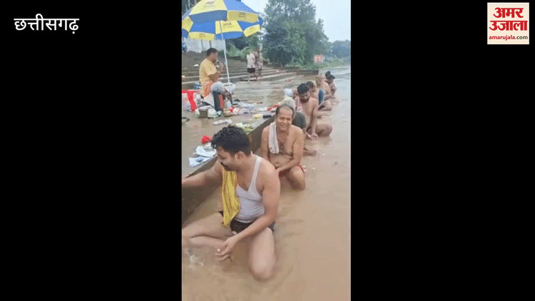 Pitru Paksha 2025: रामानुजगंज में पितृ पक्ष की नवमी तिथि पर कन्हर नदी में उमड़ी श्रद्धालुओं की भीड़