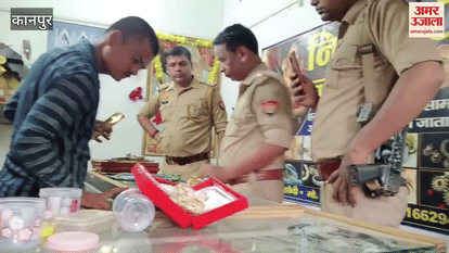 Thieves broke the lock of the shutter and took away the safe from the jeweler's shop