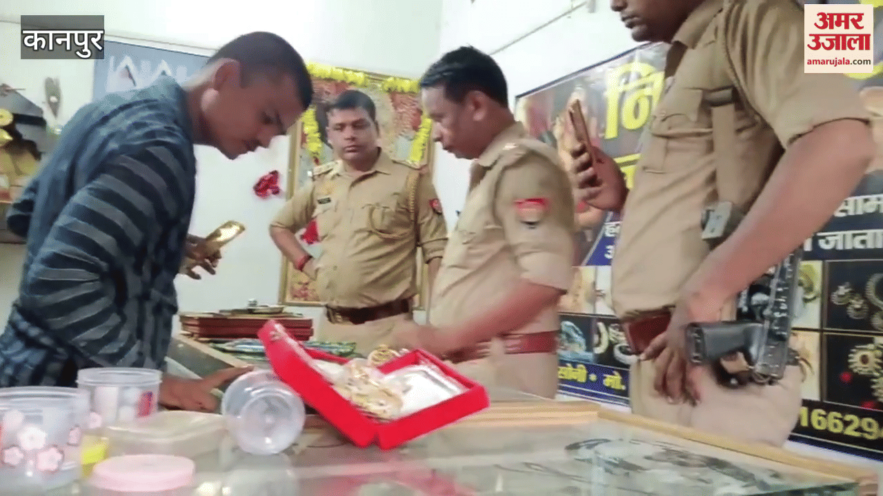 Thieves broke the lock of the shutter and took away the safe from the jeweler's shop