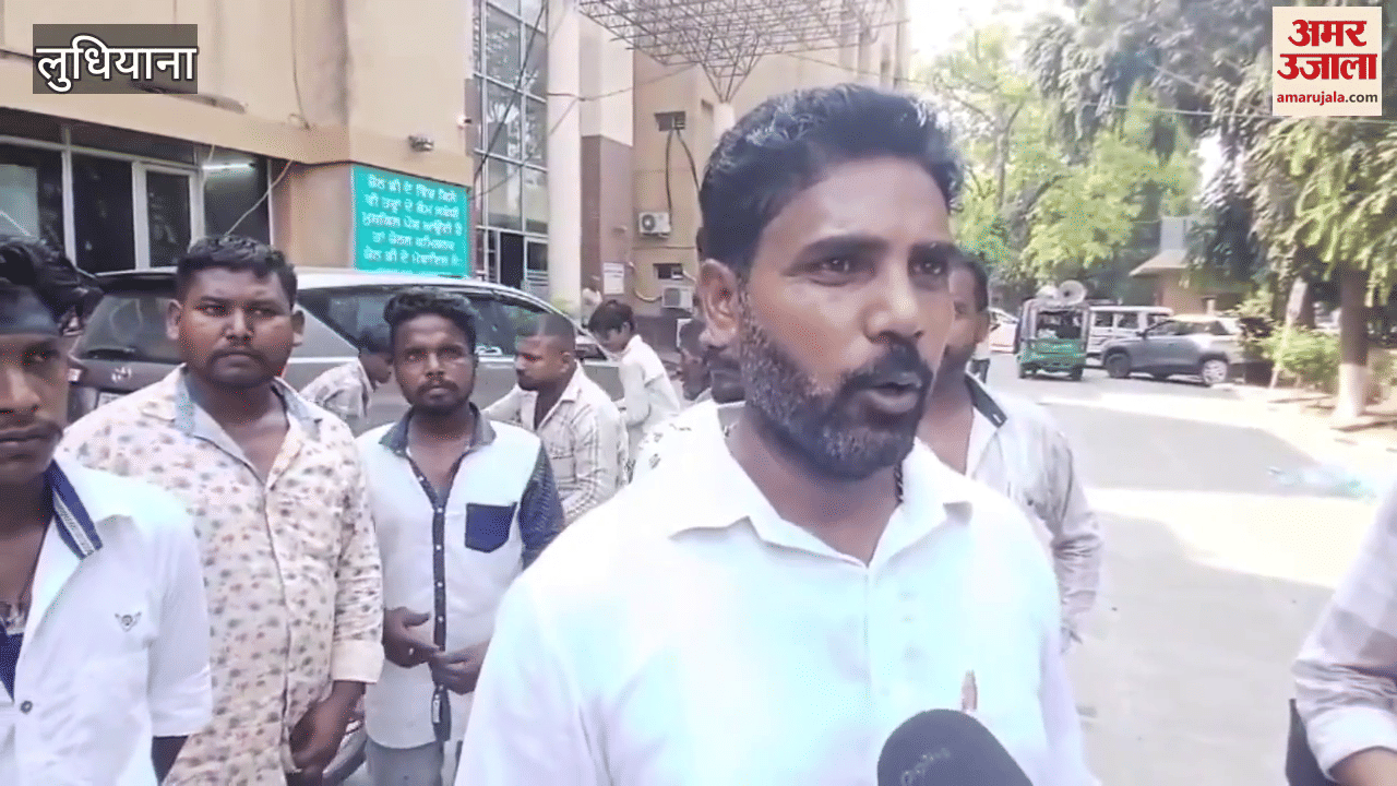 In Ludhiana, sanitation workers raised slogans against the Punjab government over their demands