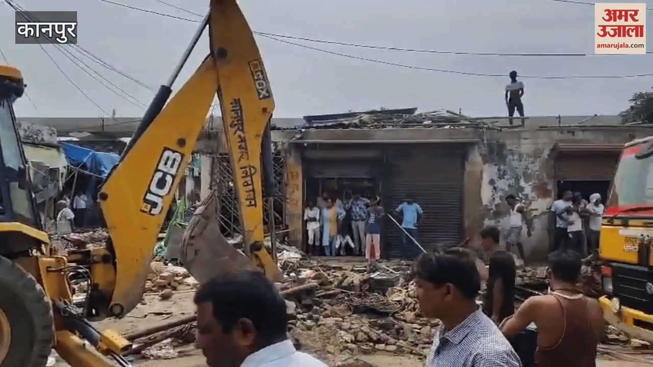 Municipal corporation's bulldozer runs on illegal encroachment in Kalyanpur