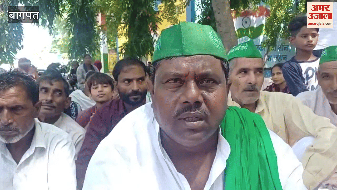Baghpat: Workers of Bhakiyu Sangharsh Morcha sat on a dharna with the victims in Baghpat Collectorate demanding action against Barot police