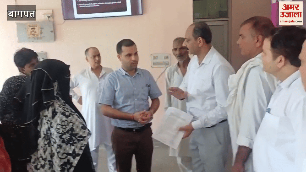 Baghpat: Opposition to merger of Upper Primary School Sikhera, Aam Aadmi Party workers protest at Collectorate