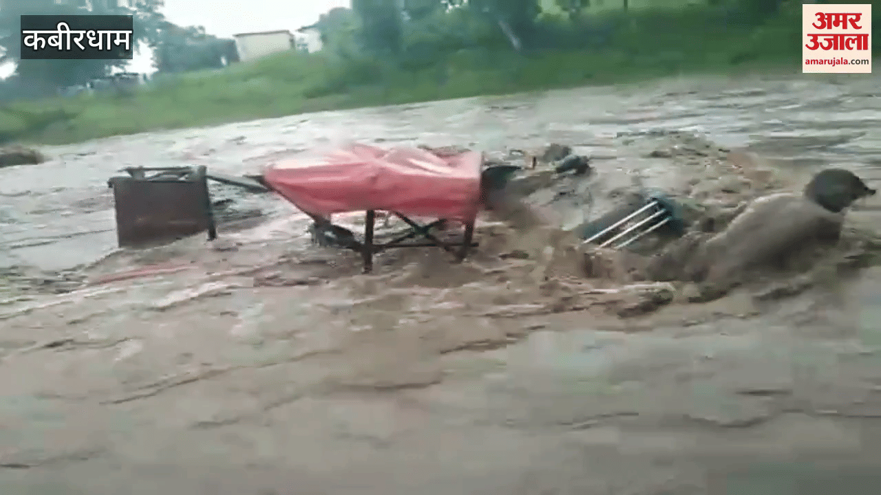 Suddenly flood water came in the river in Kabirdham the driver got swept away along with the tractor
