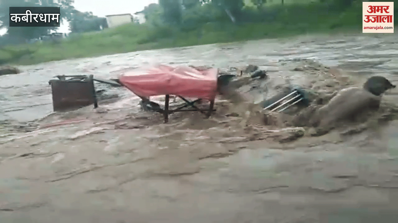 Suddenly flood water came in the river in Kabirdham the driver got swept away along with the tractor