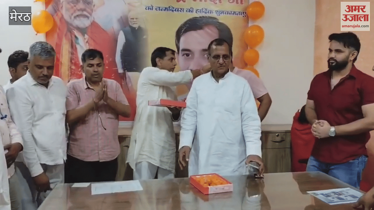 Meerut: On Prime Minister Narendra Modis birthday, people danced to the beats of drums, distributed laddus