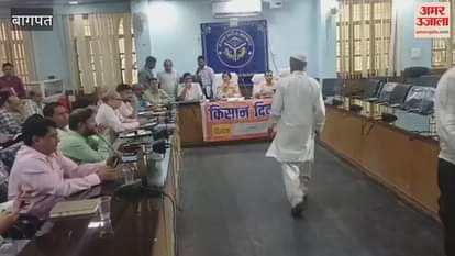 Baghpat: Farmer leaders and BKU workers who were going to meet the Minister of State at the district hospital were stopped by the police force