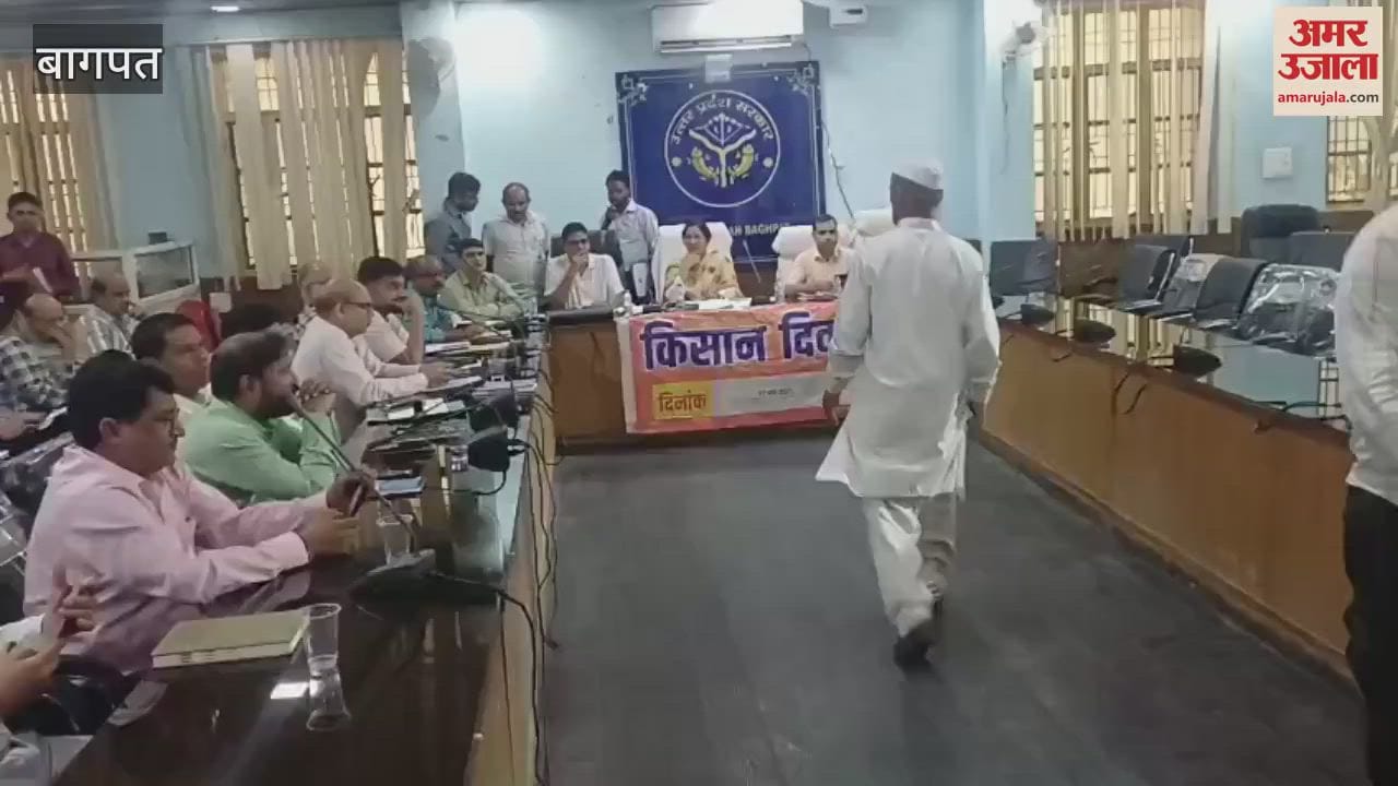 Baghpat: Farmer leaders and BKU workers who were going to meet the Minister of State at the district hospital were stopped by the police force