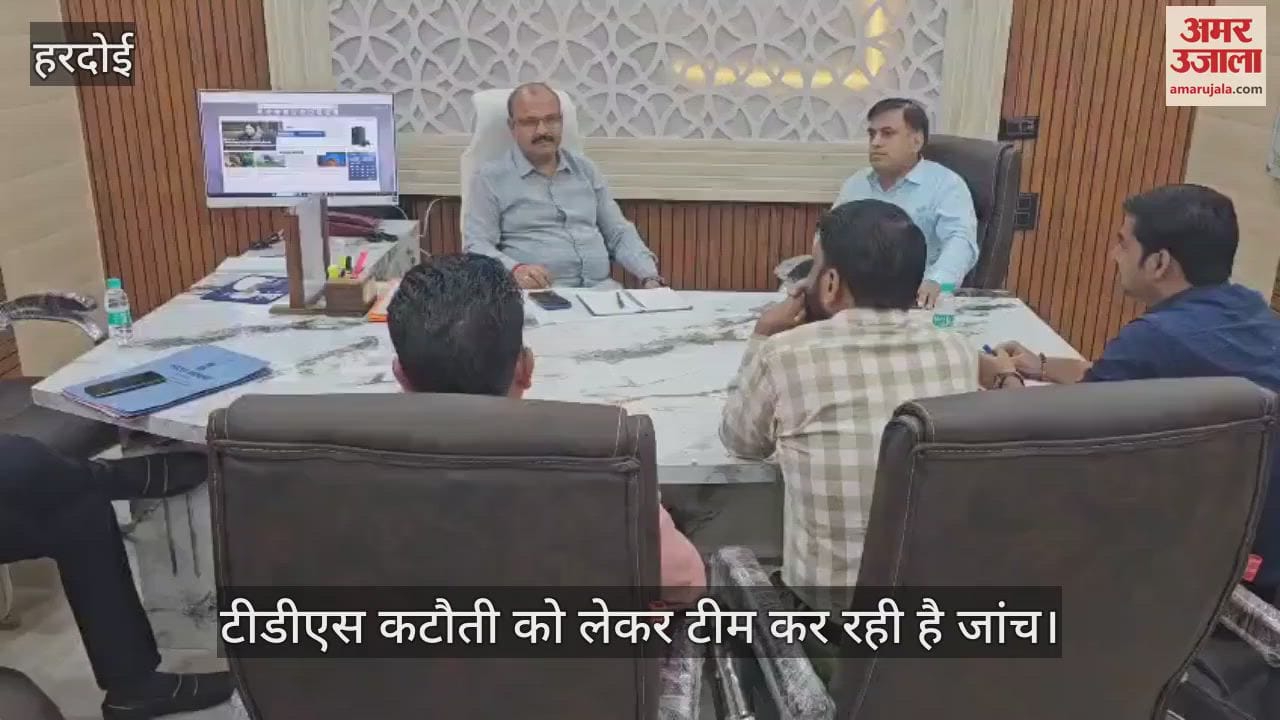 हरदोई के डीआरडीए कार्यालय में आयकर विभाग की टीम ने मारा छापा