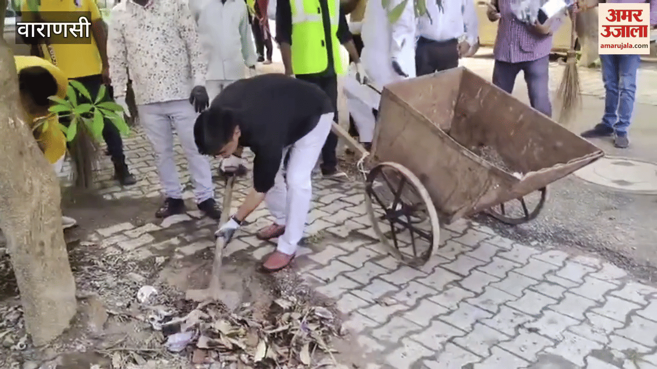 DM modi sweeps the floor on PM's birthday VIDEO