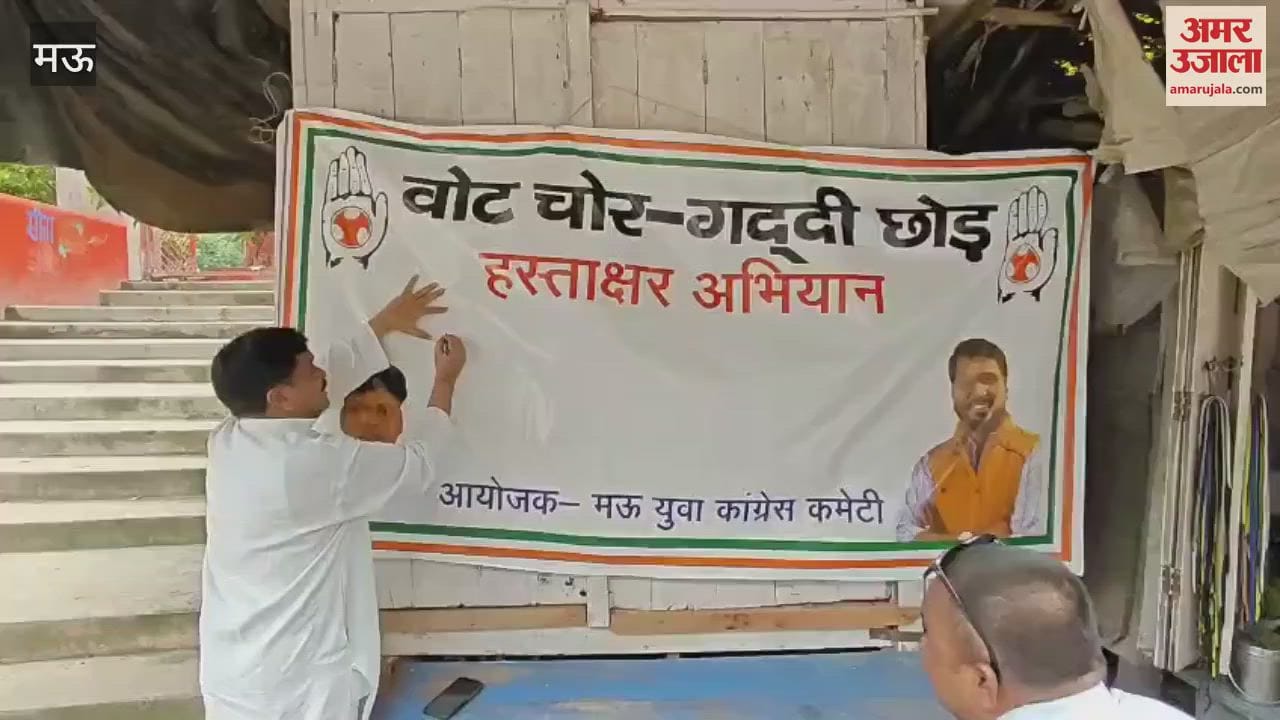 Congress workers celebrated Unemployment Day by polishing shoes