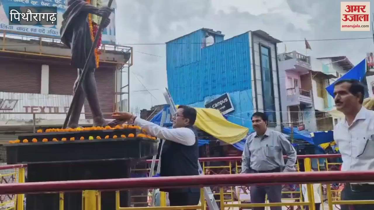 Seva Pakhwada was inaugurated by offering flowers at the statue of Mahatma Gandhi in pithoragarh