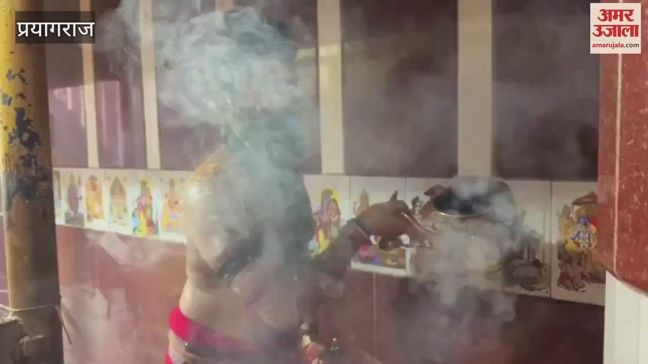 After the departure of Mother Ganga, a grand aarti of Shri Bade Hanumanji was performed, accompanied by cheers.