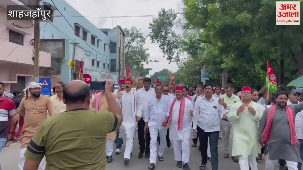 SP leaders protest against the case filed against 200 unidentified people in Shahjahanpur