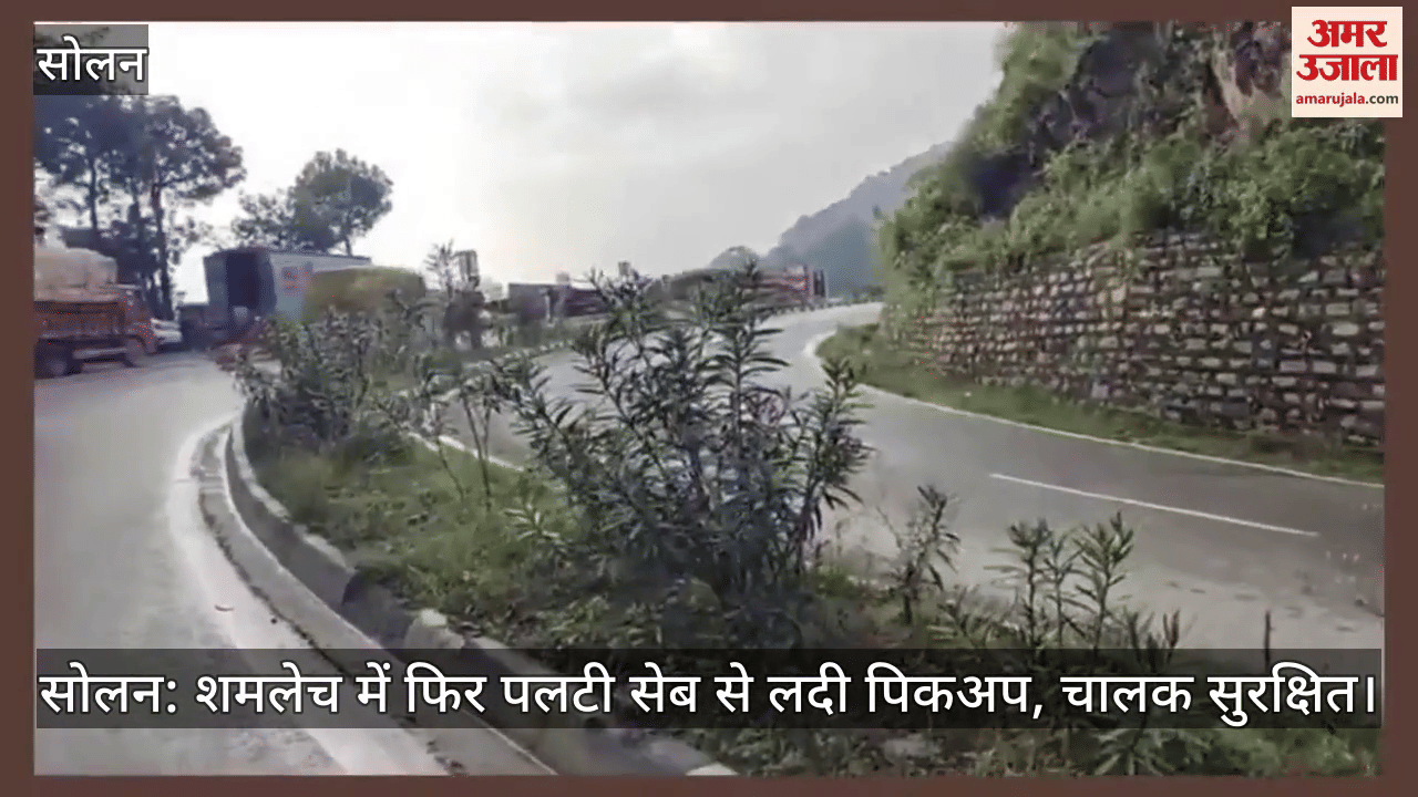 Solan: Pickup loaded with apples overturns again in Shamlech, driver safe