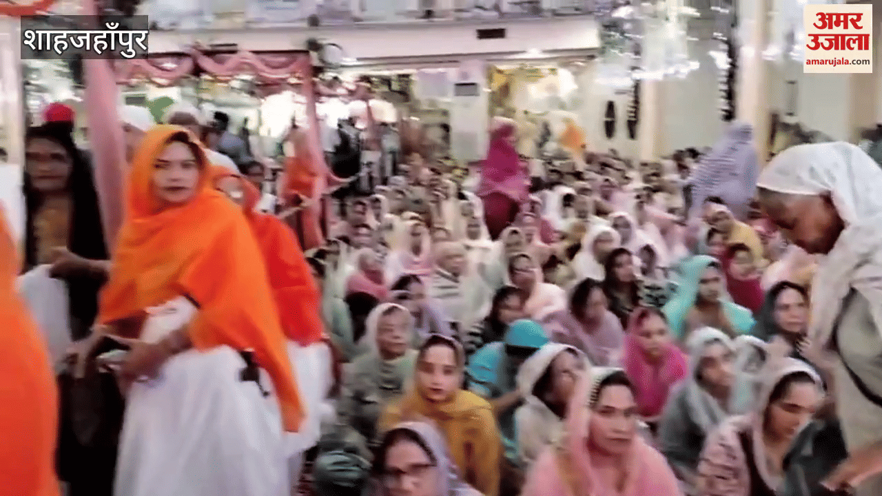 devotees gathered and bowed their heads in front of Guru Granth Sahib in Gurudwara Shahjahanpur