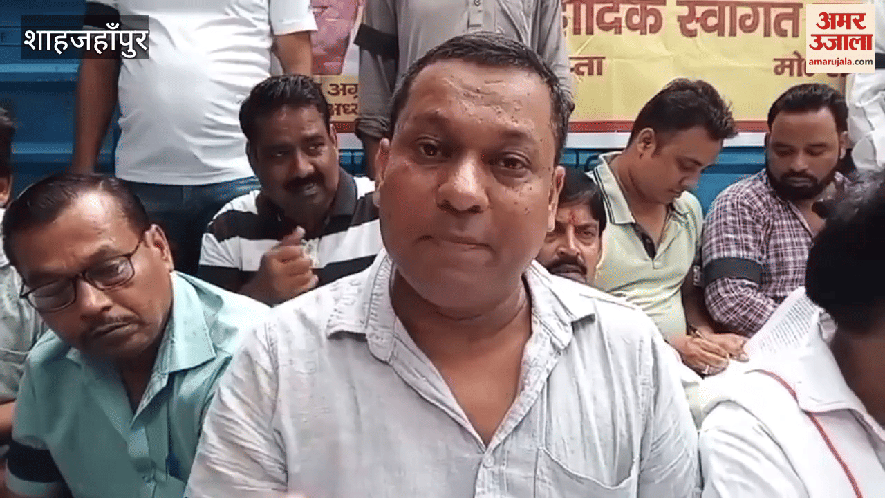 traders protested by wearing black bands in Shahjahanpur