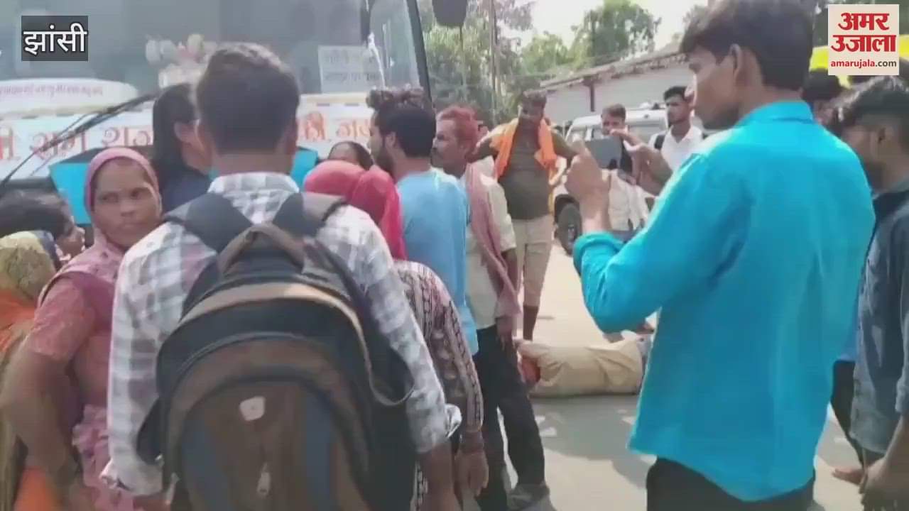 Jhansi: The Municipal Corporation team that arrived to drive away street vendors faced opposition.