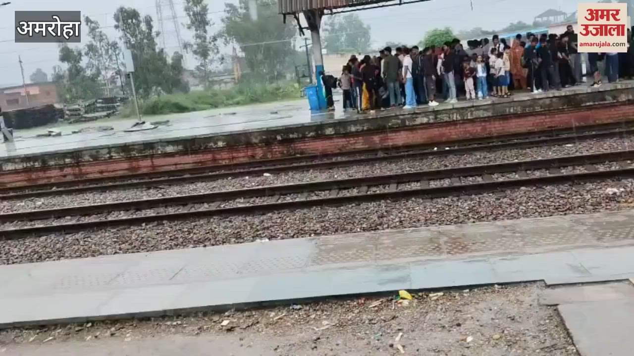 avoid getting wet in the rain, the passengers took shelter wherever they could find space