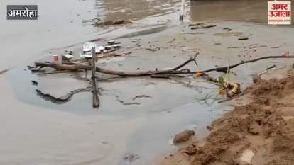 बिजनाैर बैराज सेपानी छोड़ने पर 35 सेमी बढ़ा जलस्तर, खादर के ग्रामीणों की मुश्किलें बढ़ीं