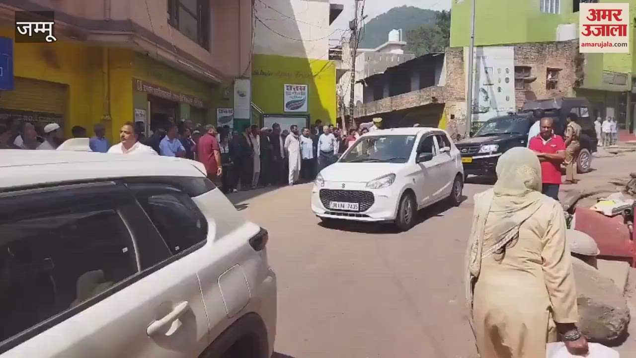 Dr. Farooq Abdullah expressed grief over the demise of Naresh Chand Antal and met the family.