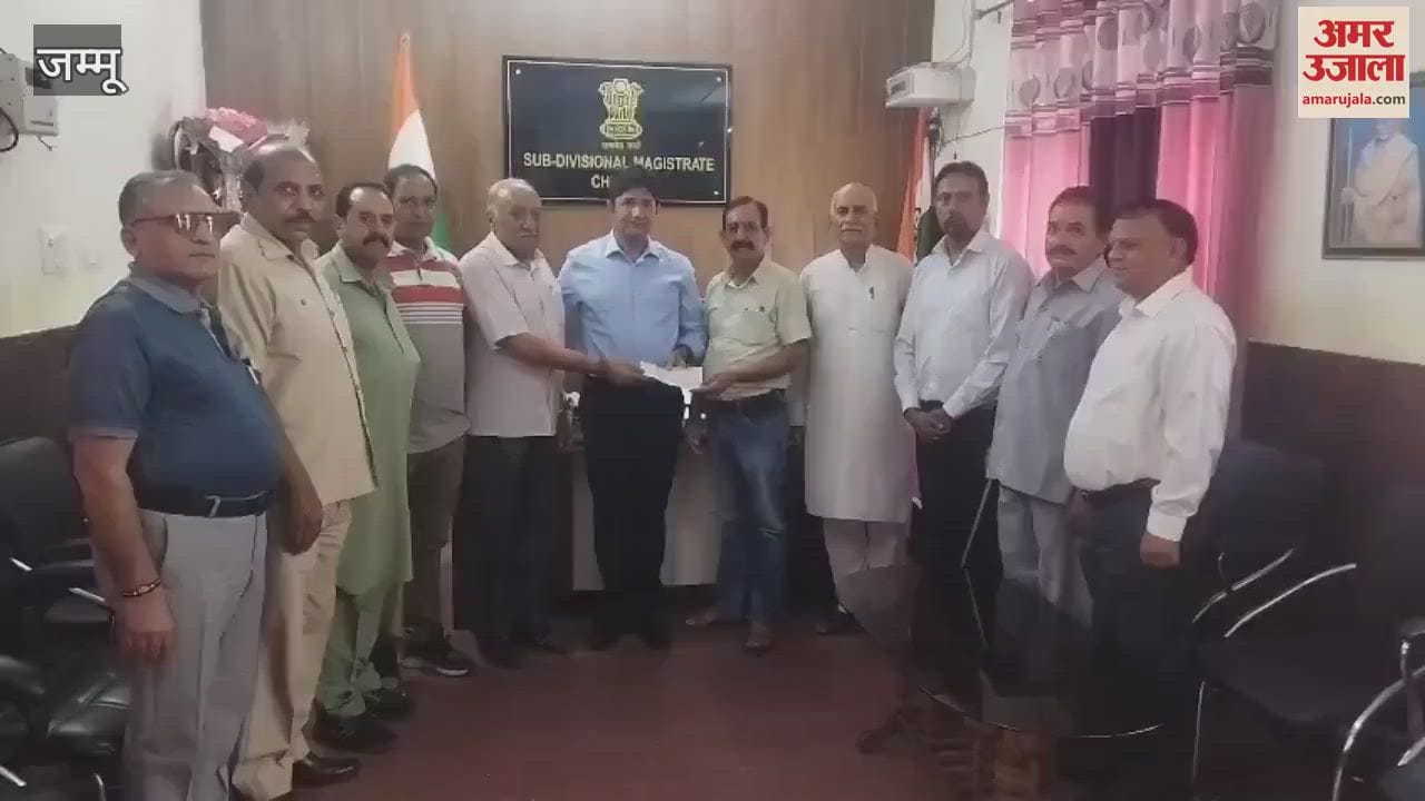 Senior Citizen Club fulfilled its social responsibility and handed over relief amount to SDM.