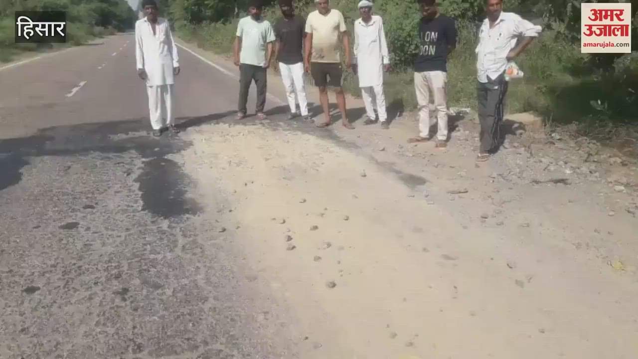 In Agroha, the administration forgot to cover the potholes on the Barwala-Agroha road with gravel and tar.
