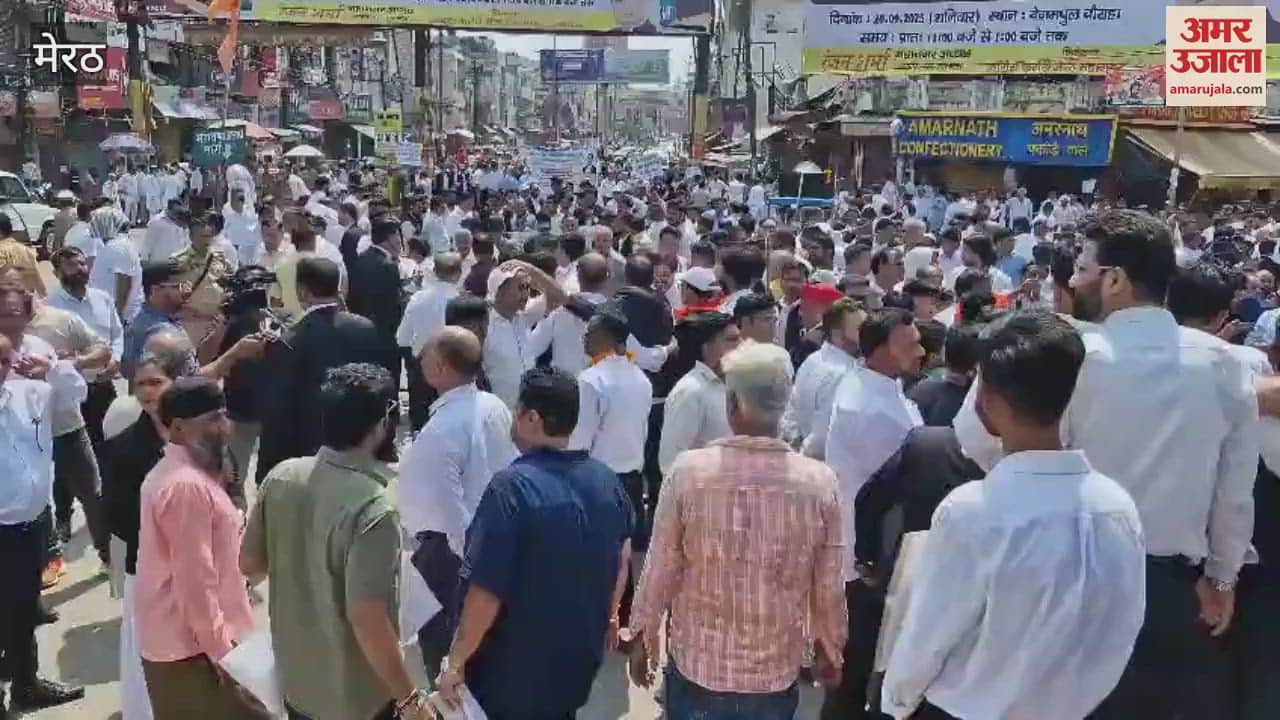 Meerut: Lawyers took to the streets demanding a High Court bench in West UP, with political parties also joining the human chain