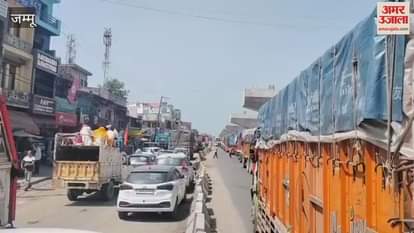 Srinagar road closed, long queues of trucks on Vijaypur highway, public in distress
