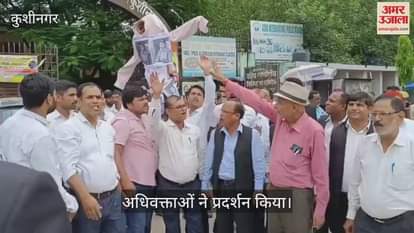Advocates protested and demonstrated in the civil court.