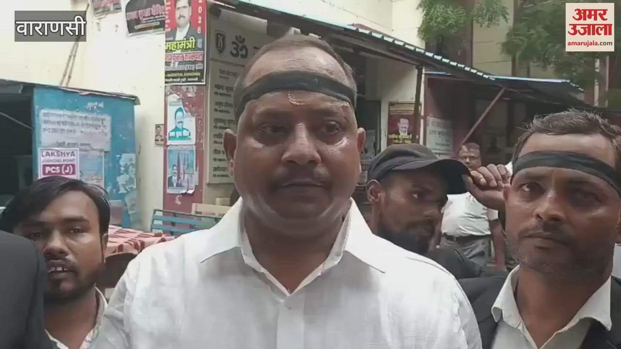 Lawyers wear handcuffs in Varanasi VIDEO