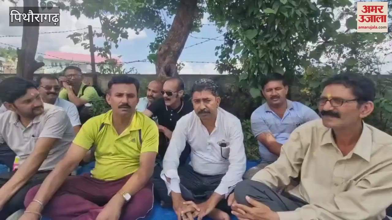 Cheap grain sellers staged a sit-in in pithoragarh