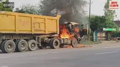 dumper caught fire on the Kanpur Sagar Highway in front of the mosque