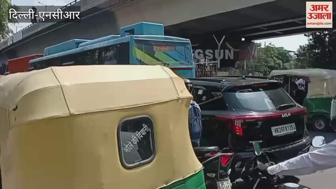 Long traffic jam at Seelampur Chowk vehicles were seen crawling