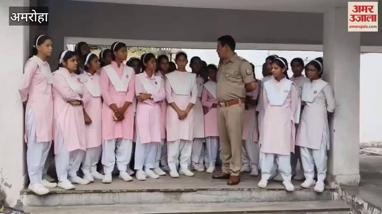 female students visited the police station to learn how the police work.