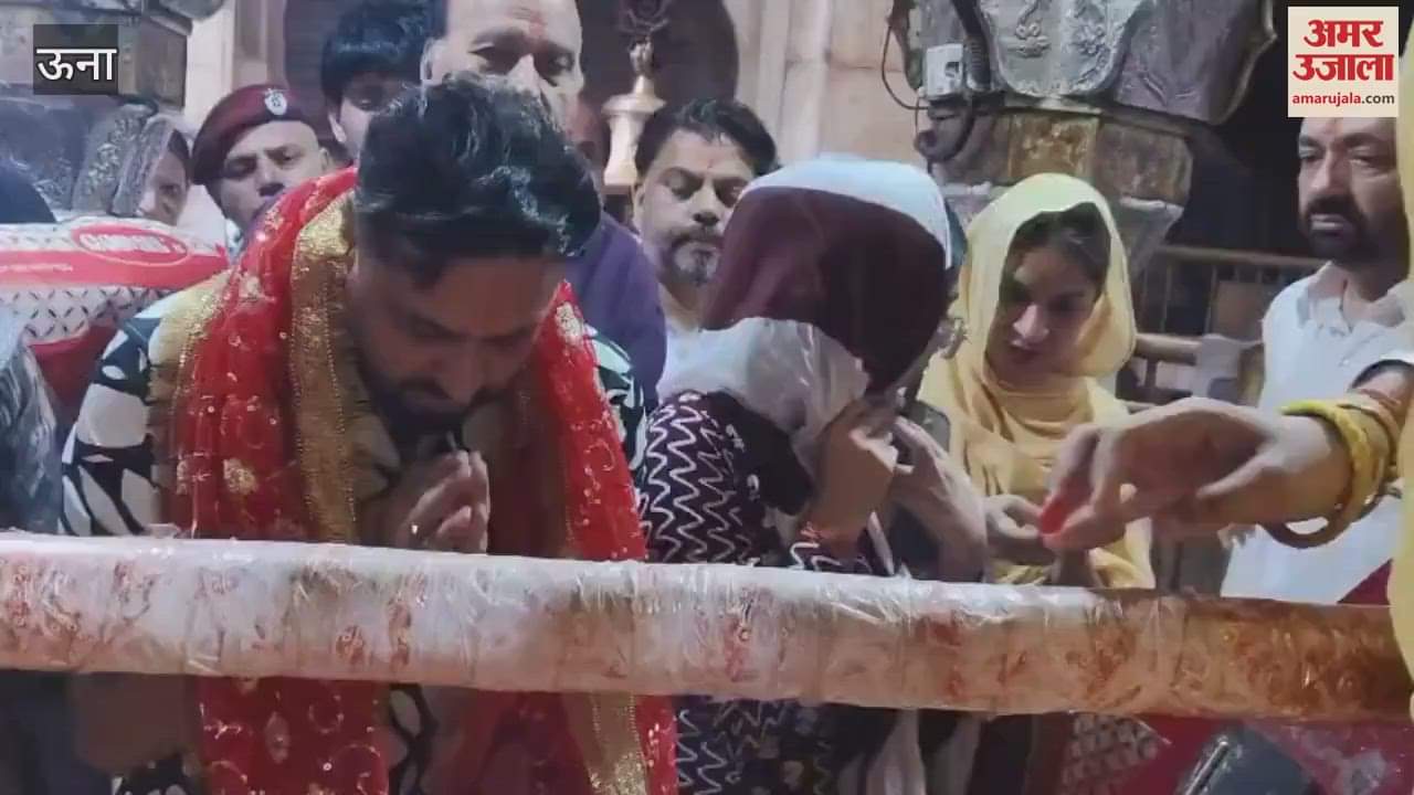 Una Before the release of the film Chalo Bulawa Aaya Hai Avtar Gill and Roshan Prince paid obeisance at the shrine of Maa Chintpurni