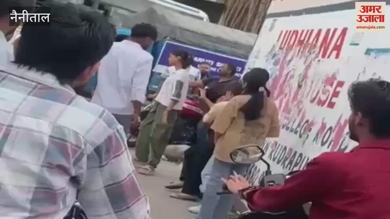 Video of two girls fighting on the road goes viral in ramnagar