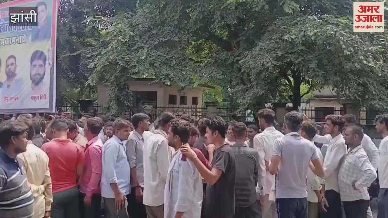 Jhansi: Farmers troubled by fertilizers sit on protest outside the tehsil