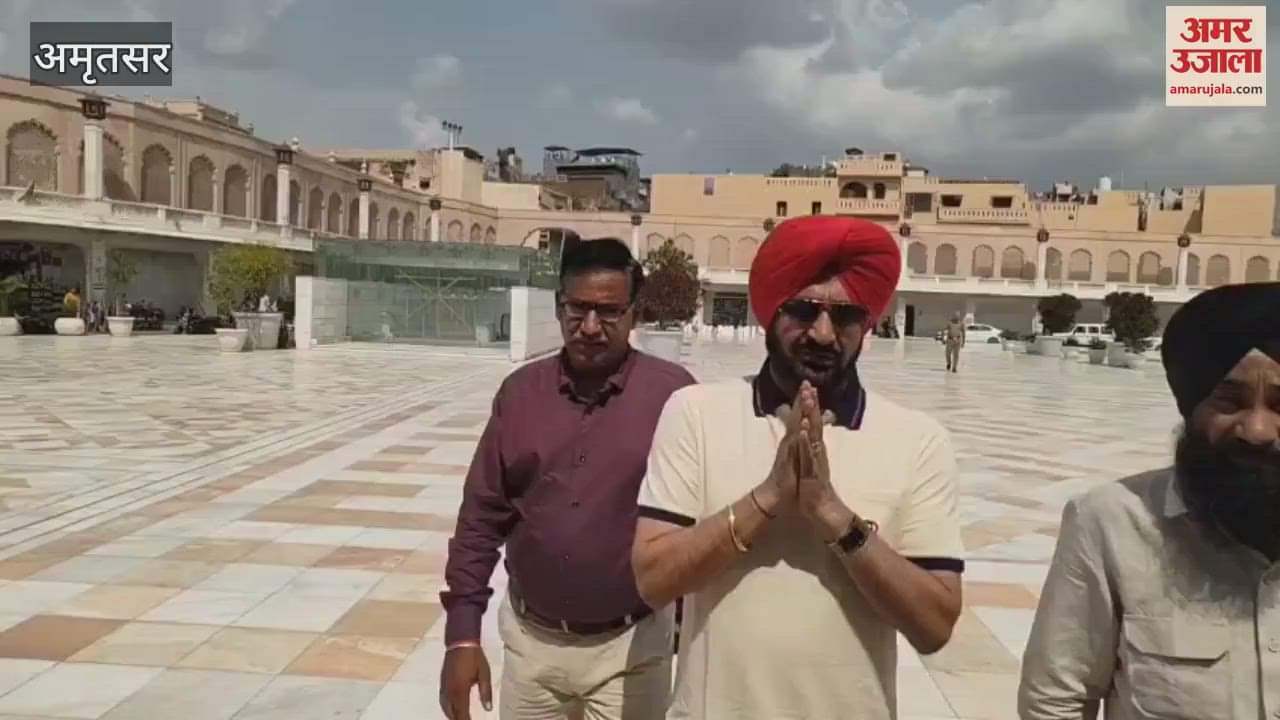 Punjabi singer Malkit Singh paid obeisance at Sri Harmandir Sahib