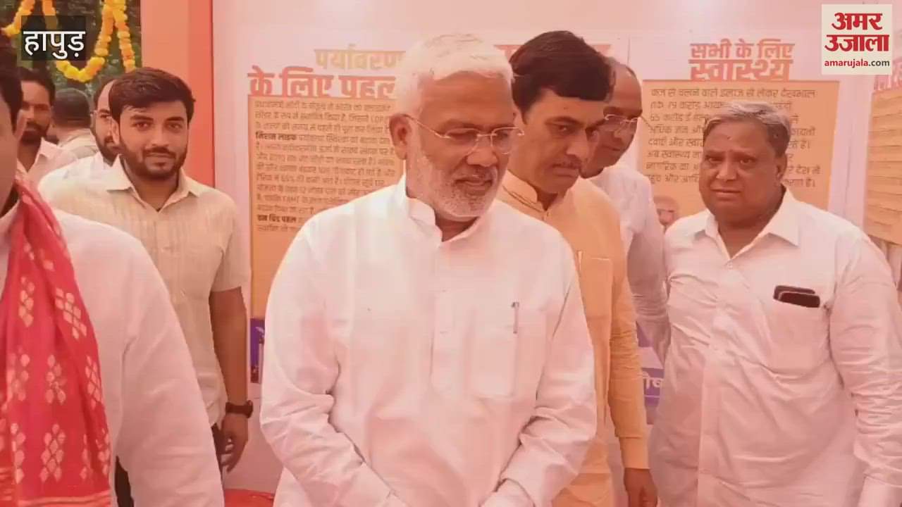 Minister Swatantra Dev Singh distributed tablets to students under the Seva Pakhwada.