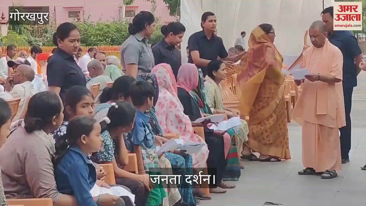 CM Yogi heard the problems in Gorakhnath temple public darshan