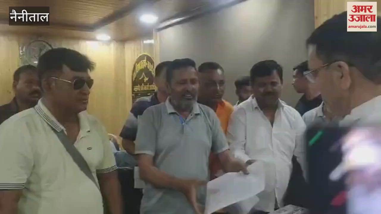 People of Damuvadhunga area submitted a memorandum to Mayor Gajraj Singh Bisht demanding to bring the area under the tax net