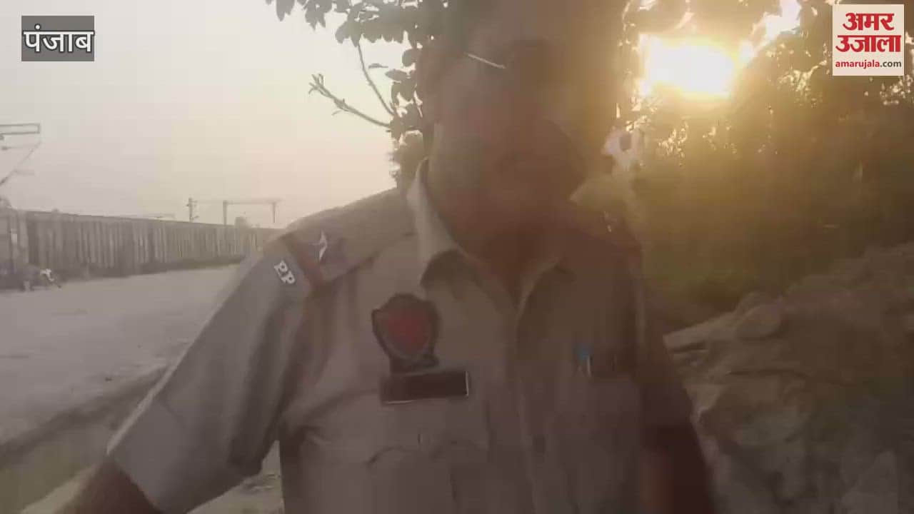 फिरोजपुर के मक्खू रेलवे स्टेशन के पास खोद दिया गहरा गड्ढा, हादसे का खतरा