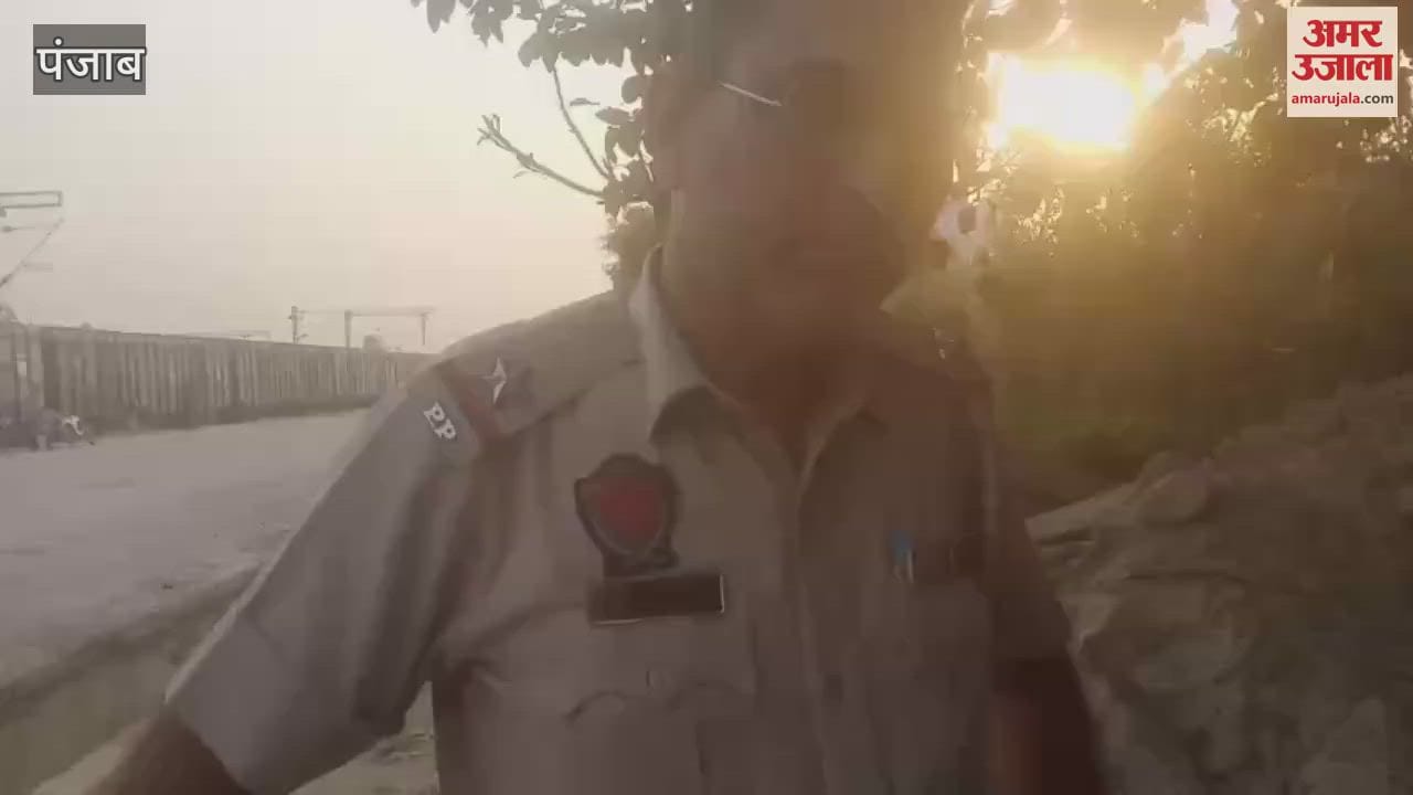 फिरोजपुर के मक्खू रेलवे स्टेशन के पास खोद दिया गहरा गड्ढा, हादसे का खतरा