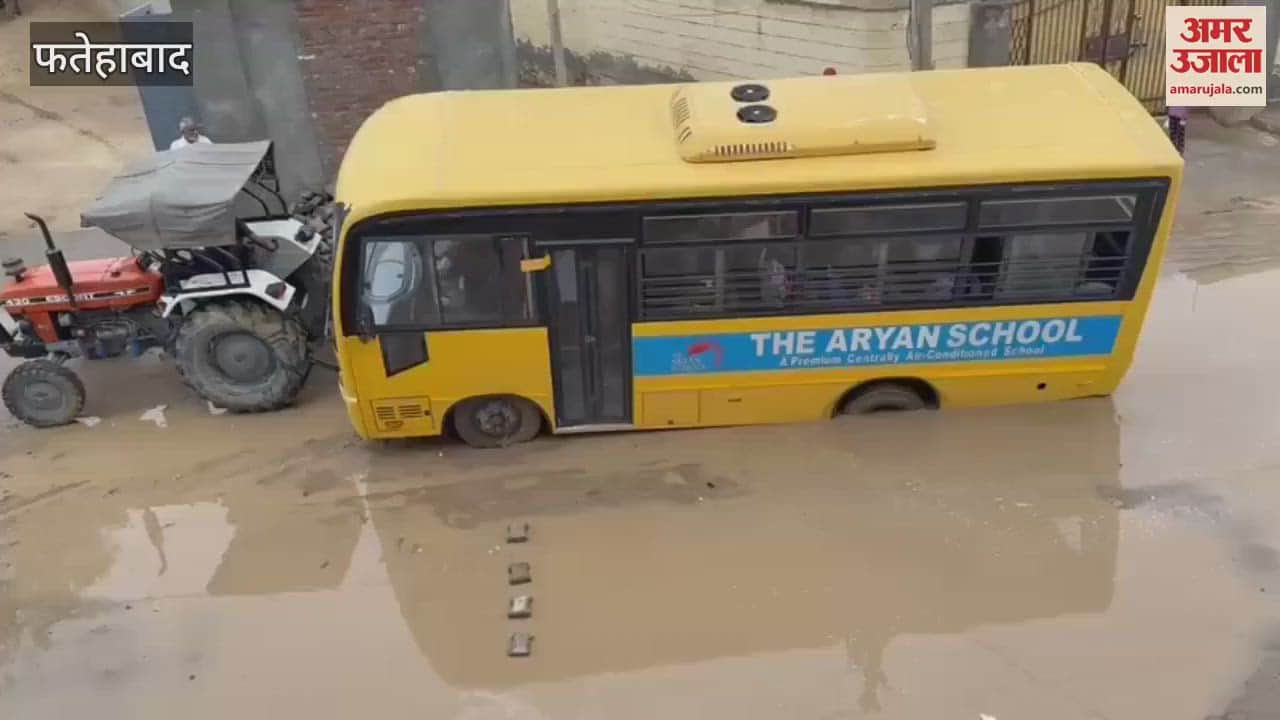 school bus got stuck in a pit caused by sewer line leakage in Fatehabad